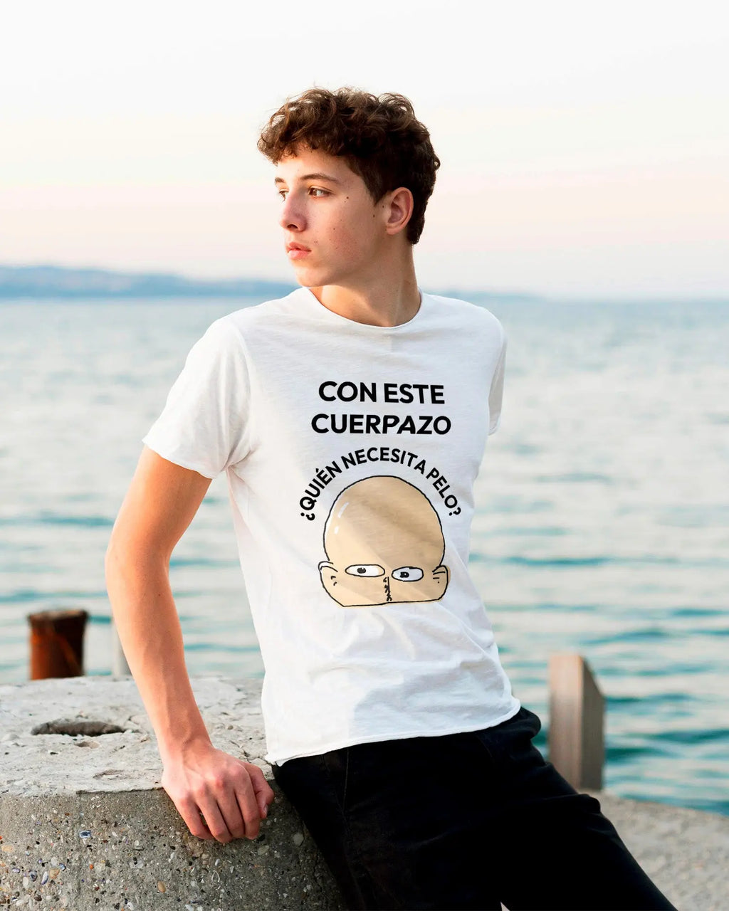 Camiseta de Manga Corta -  Con este Cuerpazo ¿Quién Necesita Pelo?  - 100% Algodón Home & Living