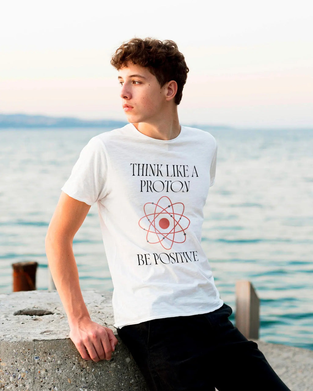 Camiseta de Manga Corta -  Think Like a Proton Be Positive  - 100% Algodón Home & Living